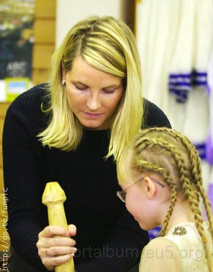 gyerekek_83.jpg - BILDET KOMMER FRA SCANPIX Vestby, Akershus,  20031010 :Kronprinsesse Mette-Marit besøkte Vestby skole fredag. Hun  fikk en innføring i etiopisk matkultur av Oda Sandvig. Elevene ved skolen har arbeidet  med Etiopia og skolemateriellet til TV-aksjonen Redd Barna, og de ønsket derfor å gi  henne en smakebit på landet. Foto: Erlend Aas / SCANPIXbruk heller bilde sp3ca884.  DET BILDET ER BEDRE PHOTOSHOP-BEHANDLET DETTE