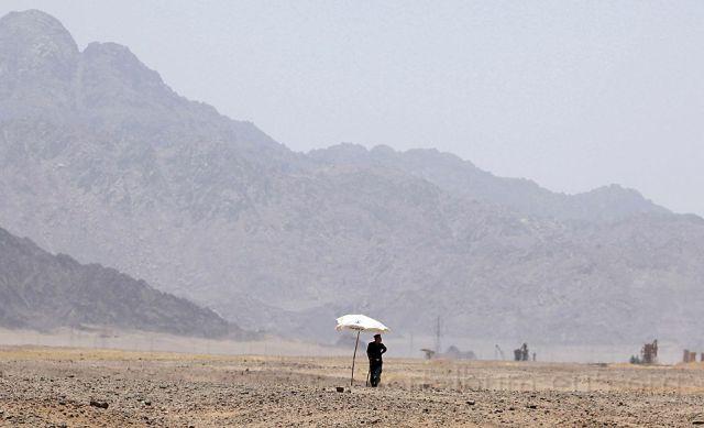 vazze_239.jpg - A soldier stands guard under an umbrella near where Egyptian President Hosni Mubarak is meeting with U.S. Vice President Joe Biden in Sharm El Sheikh, June 7, 2010. REUTERS/Amr Nabil/Pool  (EGYPT - Tags: POLITICS MILITARY)